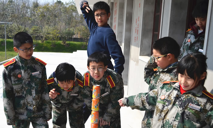 軍事拓展活動讓孩子懂得了團(tuán)隊合作重要性