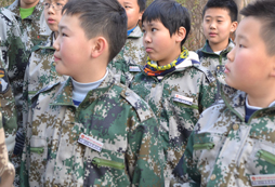 參加中國(guó)121軍事冬令營(yíng)提升孩子抗壓能力