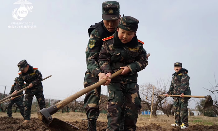121軍事冬令營(yíng)帶孩子體驗(yàn)軍營(yíng)的教育