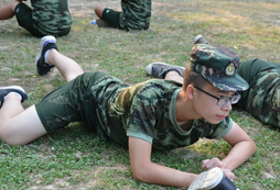 中國(guó)121軍事冬令營(yíng)實(shí)現(xiàn)孩子的當(dāng)兵夢(mèng)