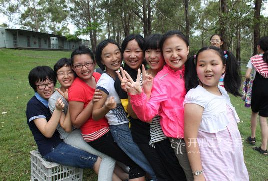 在布里斯班拓展?fàn)I地玩人體椅子.jpg
