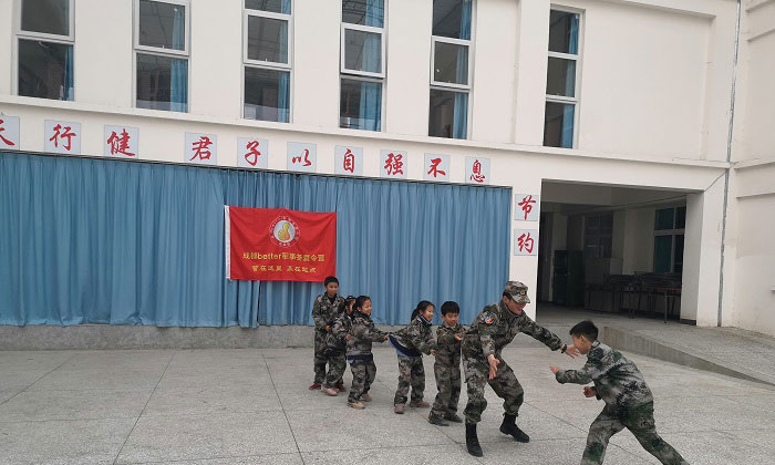 玩老鷹捉小雞的游戲