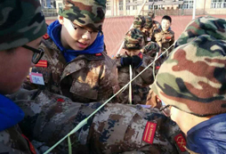 在軍事冬令營中面對困難挑戰(zhàn)