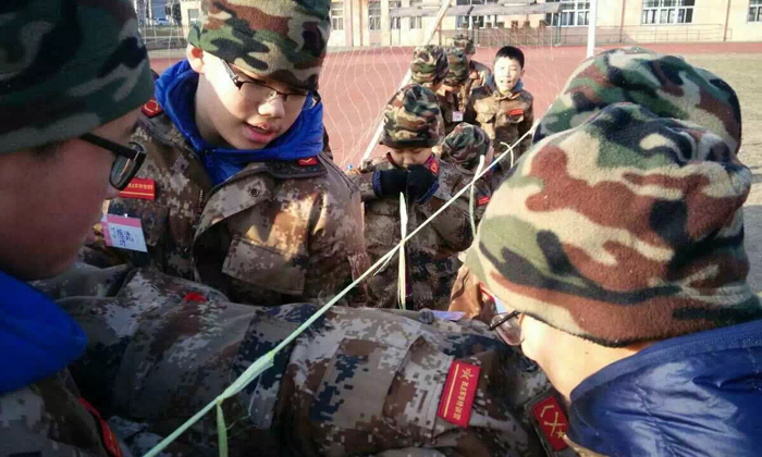 在軍事冬令營中面對困難挑戰(zhàn)