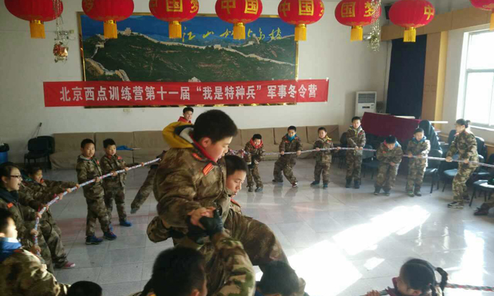 在軍事營中我們團(tuán)結(jié)互助