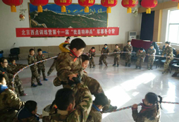 在軍事營中我們團(tuán)結(jié)互助