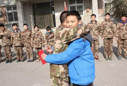 在軍事冬令營中結(jié)識好朋友