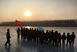夕陽下我們揮灑汗水