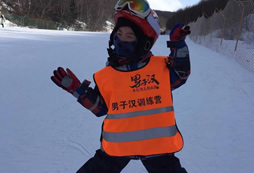 孩子們在本色男兒俱樂部玩得不亦樂乎