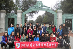 美國加州伯克利大學(xué)校門前合影