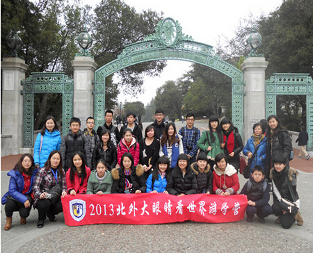 美國加州伯克利大學(xué)校門前合影