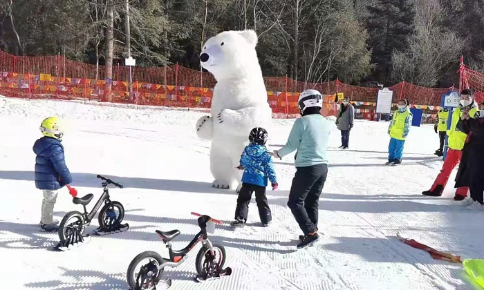 在雪地玩耍