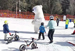 在雪地玩耍