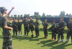 在成都軍事夏令營中孩子可以更快的成長