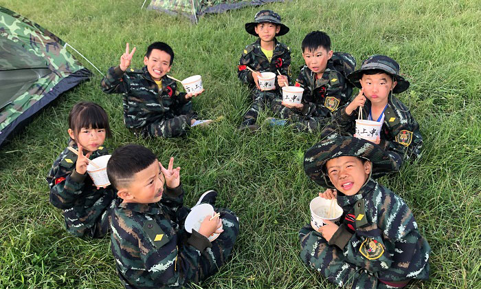 圍成一圈吃飯