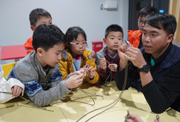 學(xué)員跟著教練一起完成繩結(jié)