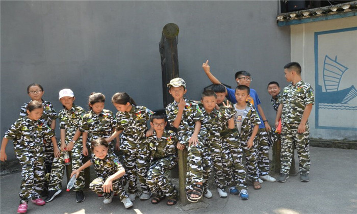 國內(nèi)青少年軍事冬令營