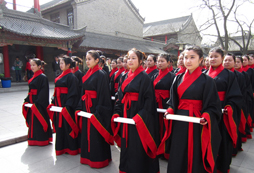 在國(guó)學(xué)冬令營(yíng)學(xué)習(xí)中國(guó)傳統(tǒng)文化：武術(shù)