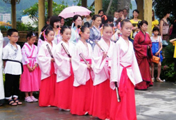 參加國(guó)學(xué)體驗(yàn)冬令營(yíng)接受圣賢智慧熏習(xí)