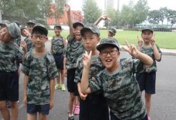 廣州冬令營讓青少年走入軍校體驗生活