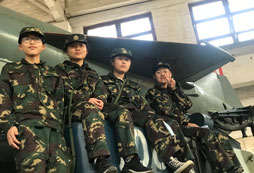 坐在飛機上
