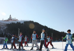 在滑雪冬令營(yíng)增強(qiáng)了勇氣也培養(yǎng)了興趣