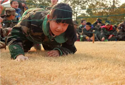 寒假女孩子軍訓活動能在學習中自由發(fā)揮