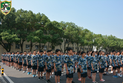 武漢軍事訓練營讓孩子們認識到身上穿軍裝肩上有責任