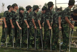 軍事強(qiáng)化訓(xùn)練營如何教導(dǎo)撒謊的孩子