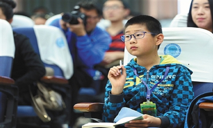 認(rèn)真聆聽的少年