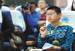 認(rèn)真聆聽的少年