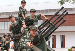 軍事夏令營(yíng)融合“游”和“學(xué)”