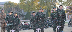 軍事拓展冬令營換一種方式表揚孩子