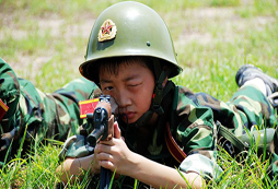 參加軍事冬令營(yíng)體驗(yàn)濃厚的軍營(yíng)文化生活