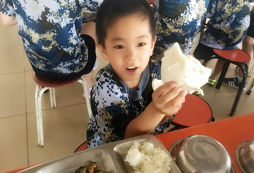 在軍事冬令營中孩子的吃住是如何安排的？