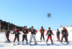 這個(gè)冬天和巨人學(xué)校冬令營(yíng)一起來(lái)滑雪