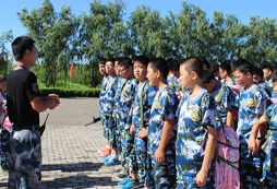 領(lǐng)袖冬令營讓膽怯的孩子克服膽怯