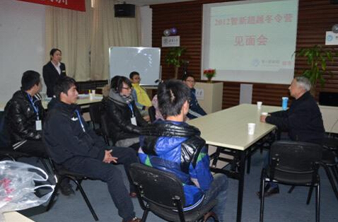 蔣教授在見面會(huì)上與孩子交流