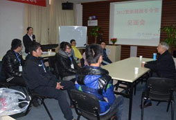 蔣教授在見(jiàn)面會(huì)上與孩子交流
