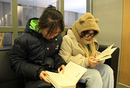 兩個人一起看書