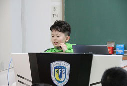 獨自上臺演講