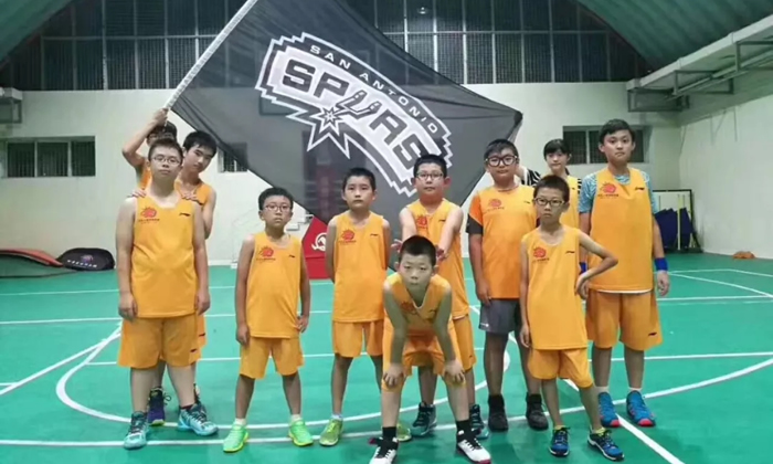 附近青少年學(xué)籃球