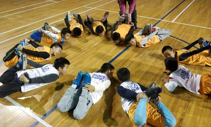 附近青少年學(xué)籃球