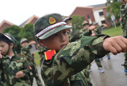 軍事冬令營(yíng)改掉了孩子拖拉的毛病