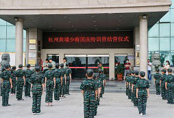 參加黃埔少將軍事冬令營(yíng)提高孩子意志力！
