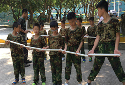 深圳軍事冬令營教導(dǎo)孩子尊重他人給予的愛
