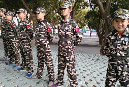 參加深圳軍事拓展冬令營培養(yǎng)孩子綜合能力