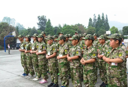 如何讓孩子融入寒假軍事訓(xùn)練中快樂的嬉戲