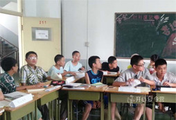 上?？釋W(xué)酷玩指出學(xué)習(xí)英語要勤記筆記科學(xué)復(fù)習(xí)