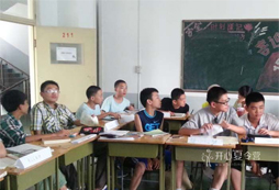 上?？釋W(xué)酷玩表示初一學(xué)好英語(yǔ)應(yīng)該要“勤勞”